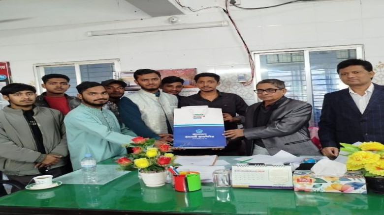 সরকারি খান বাহাদুর আহসানউল্লাহ কলেজের অধ্যক্ষকে নববর্ষ প্রকাশনা উপহার দিল ছাত্রশিবির