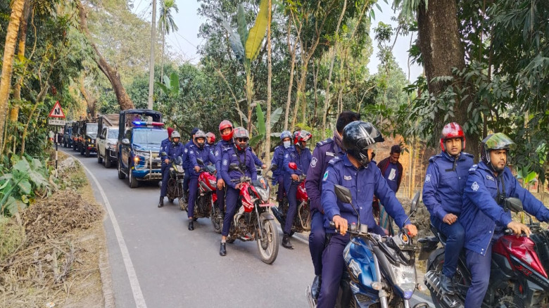 নির্বাচনী নিরাপত্তায় কলারোয়ায় যৌথ বাহিনীর মহড়া: নেতৃত্বে সেনাবাহিনী, পুলিশ ও প্রশাসন