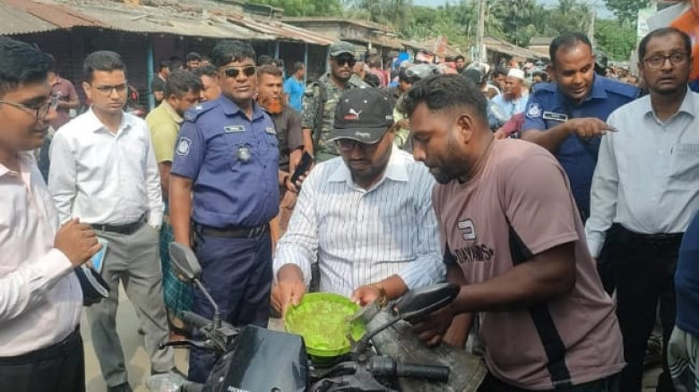 আশাশুনিতে ৮১০ লিটার অবৈধ পেট্রোল জব্দ।।  ১০ হাজার টাকা জরিমানা ও ন্যায্যমূল্যে বিক্রি