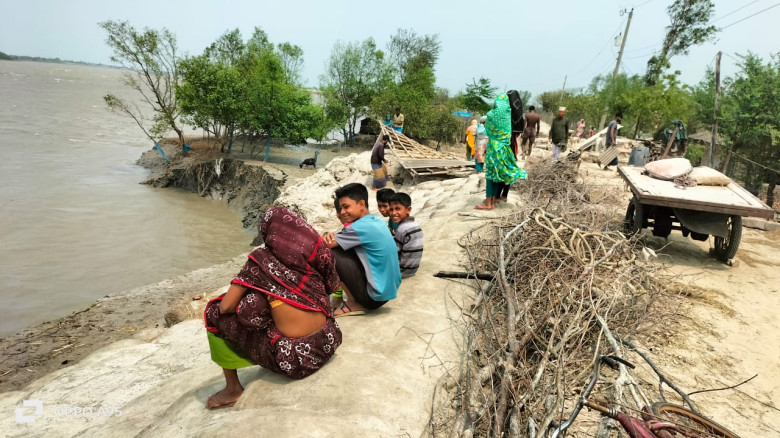 আশাশুনির কাকবাসিয়ায় পাউবো'র বেড়ীবাঁধে ভয়াবহ ভাঙ্গন।। আতঙ্কে এলাকাবাসী