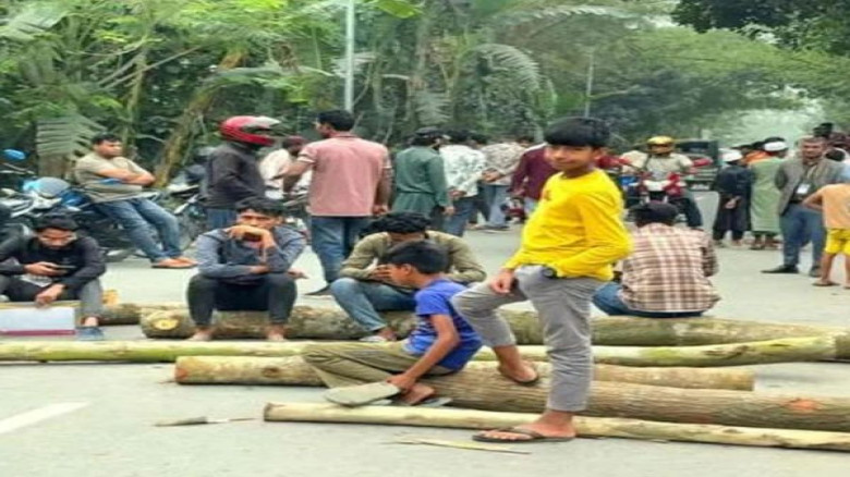 তেল না পেয়ে সড়ক অবরোধ, দুই ঘণ্টা যান চলাচল বন্ধ
