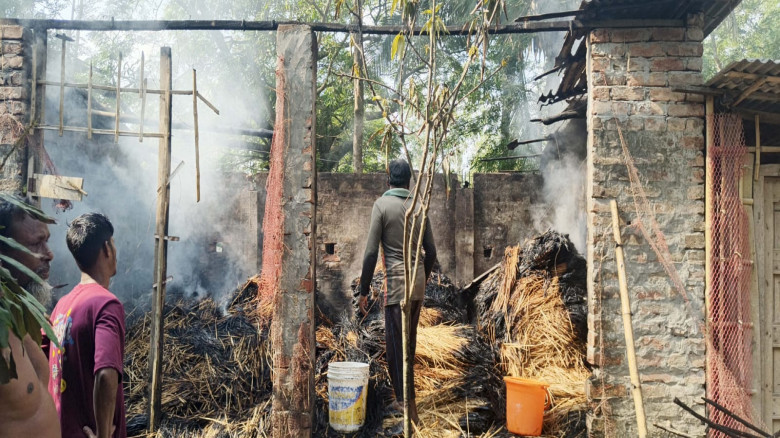 শ্যামনগরের কৈখালীর চেয়ারম্যান প্রার্থী সাহানারার বাড়ীতে দূর্বৃত্তদের আগুন