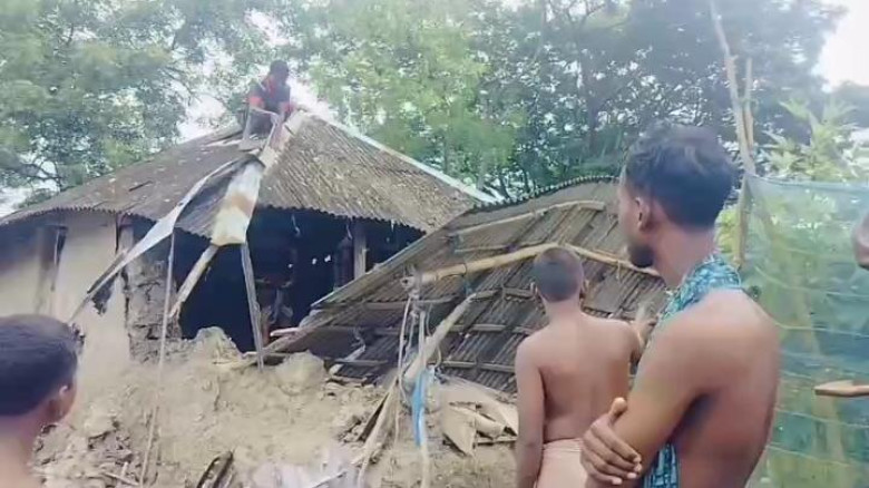 শ্যামনগরে মজিদ গংদের  হামলায় আব্দুর রহিম পরিবার পরিজন নিয়ে অন্যের ঘরে মানবেতর জীবনযাপন করছে