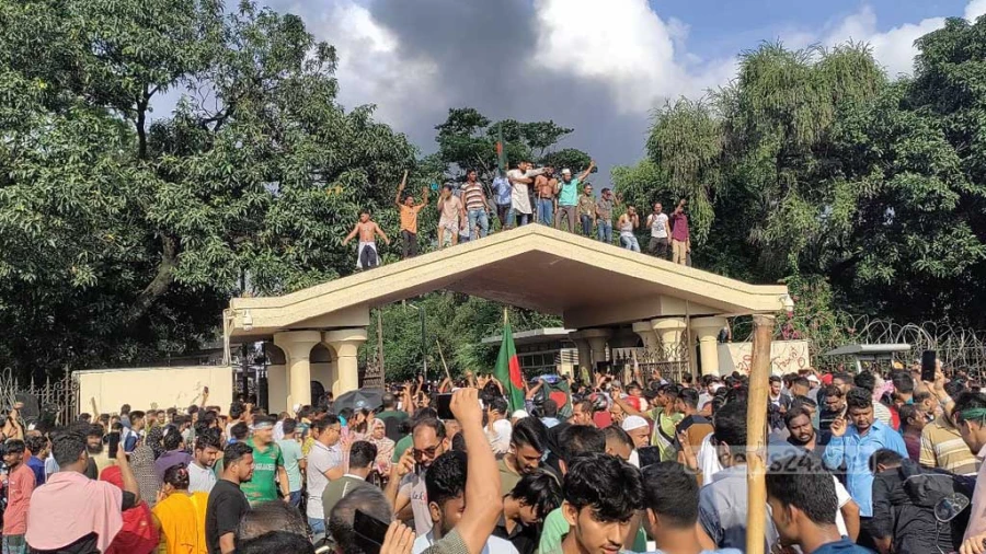 জনতার দখলে গণভবন